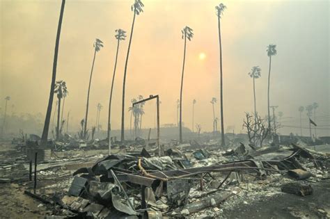 Zdjęcie satelitarne pokazujące rozległe obszary spalone przez pożar Palisades Fire