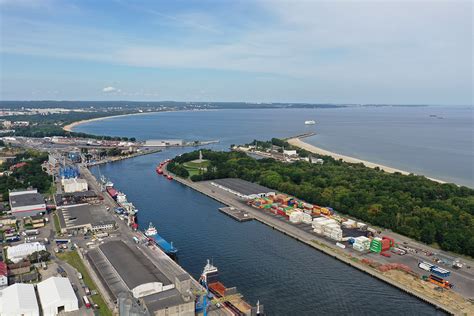 Zdjęcie kontenerowca nuklearnego Sevmorput w porcie Murmańsk, być może po incydencie