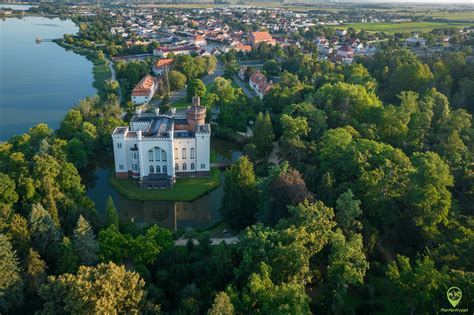 Widok na Więcławice Stare i okolice, z zaznaczeniem centralnego punktu miejscowości z kościołem i remizą.