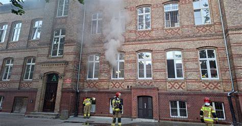 pożar budynku fabrycznego w Gorzowie, dym i ogień