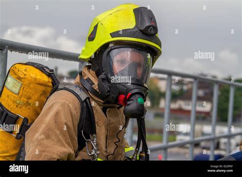 Thematic photo of a firefighter wearing a breathing apparatus