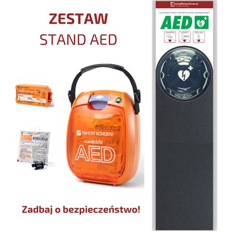 zdjęcie strażaka udzielającego pierwszej pomocy z defibrylatorem AED
