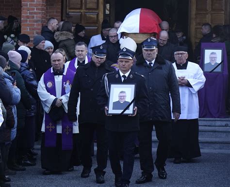Portret księdza kapelana strażaków podczas uroczystości