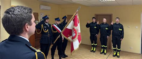 zdjęcie ze ślubowania strażaków, przedstawiające uroczystą przysięgę