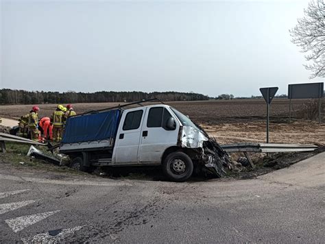 zdjęcie wraku samochodu w rowie, z daleka, ukazujące miejsce wypadku