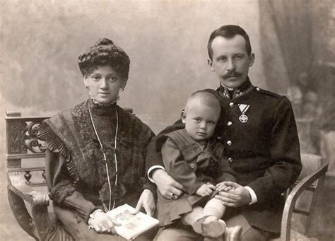 archiwalne zdjęcie Karola Wojtyły jako dziecka z rodzicami