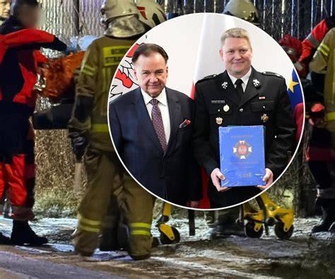 Strażak niosący dziecko z zadymionego budynku