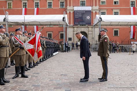 Poczty sztandarowe OSP podczas apelu na Placu Zamkowym w Warszawie