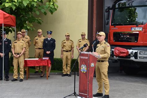 Członkowie OSP Kudowa-Zdrój w latach 50. oraz Władysław Furyk wręczający kwiaty czeskiej komendant straży pożarnej