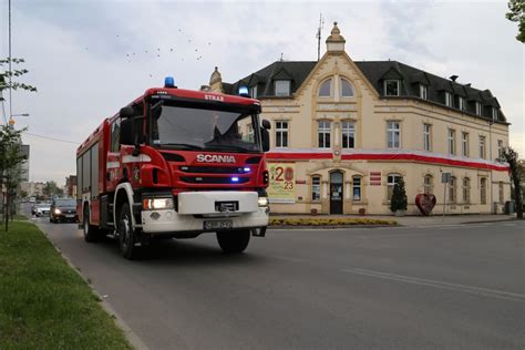 Zdjęcie kolumny wozów strażackich jadących ulicami Białegostoku