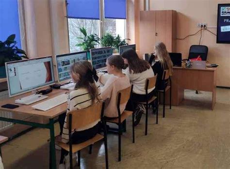 Uczniowie pracujący w nowoczesnej pracowni informatycznej Technikum nr 1