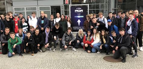 Uczniowie Technikum nr 1 ćwiczący na podnośnikach w pracowni samochodowej
