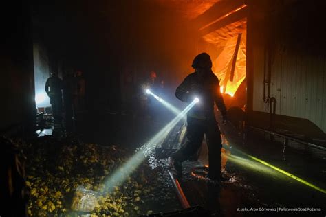 Zdjęcie tłumu zgromadzonego na ulicach Sierakowic podczas pogrzebu druha Krystiana Dułaka