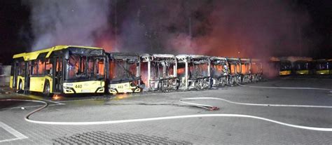 Zdjęcie spalonych autobusów na placu postojowym w Bytomiu