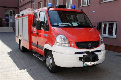 Schemat porównujący pojazd uprzywilejowany (niebieskie światła) z pojazdem z pomarańczowym kogutem ostrzegawczym.