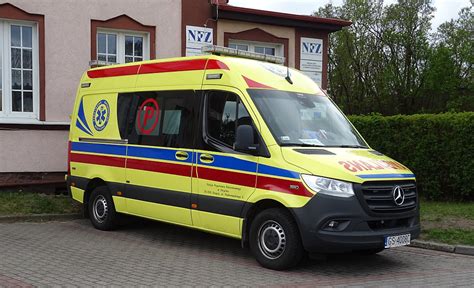 Zdjęcie: Karetka pogotowia ratunkowego z symbolem Gwiazdy Życia