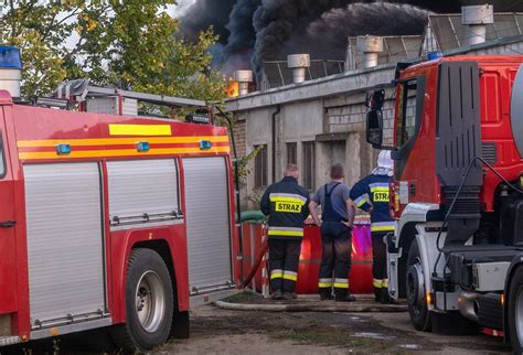 Zdjęcie strażaków w akcji gaszenia pożaru mieszkania w Elblągu