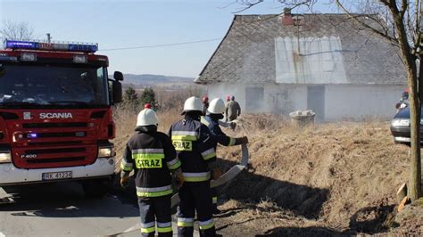 Zdjęcie drona pokazujące pożar niezamieszkałego budynku i zniszczenia