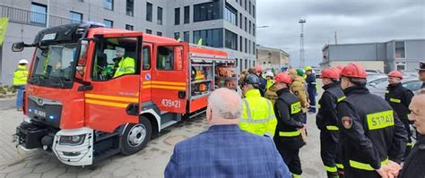 Strażak zakładowej służby ratowniczej podczas inspekcji w stoczni