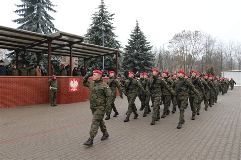 zdjęcie grupy żołnierzy podczas szkolenia z użycia gaśnicy