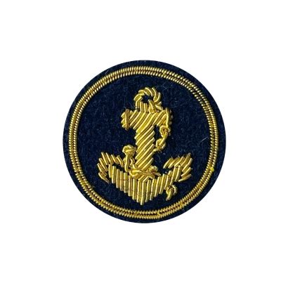 Emblemat haftowany bajorkiem na kołnierzu munduru