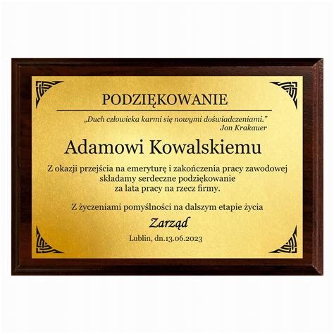 Zestawienie różnych rodzajów upominków dla strażaków: statuetka, topór, dyplom.