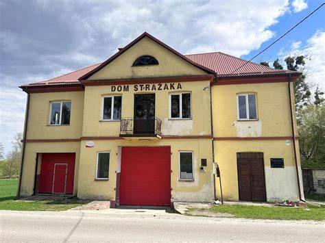 Zdjęcie przedstawiające dawny budynek Domu Strażaka w Czyżowie Szlacheckim przed remontem