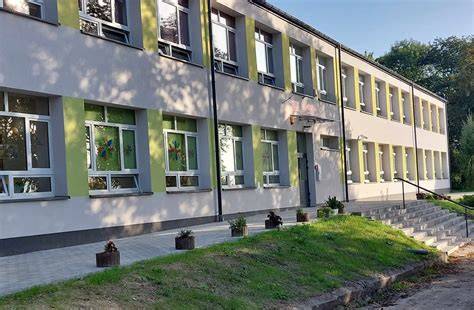 Zdjęcie świetlicy w Czyżowie Szlacheckim po przebudowie, ukazujące nowe elewacje i otoczenie