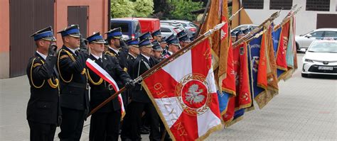 Zdjęcie przedstawiające uroczystą zbiórkę strażaków podczas obchodów Dnia Strażaka