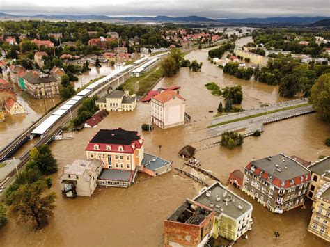 Tematyczne zdjęcie przedstawiające powódź tysiąclecia w Polsce