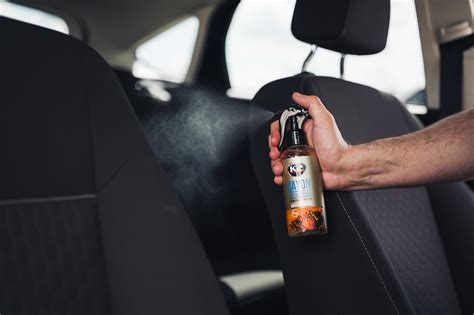 Schemat przenikania zapachu spalenizny do wnętrza samochodu