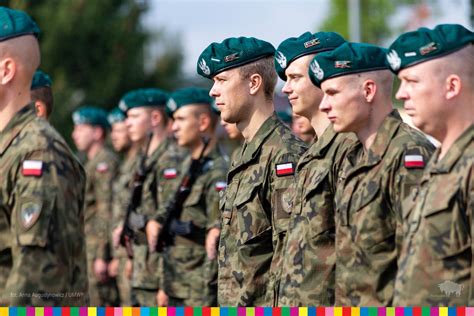 Młodzi ludzie w mundurach podczas zajęć praktycznych lub musztry