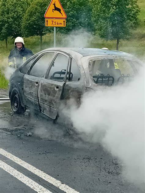 Zdjęcie płonącego samochodu na parkingu lub strażaków w akcji gaszenia pożaru w Strzegomiu