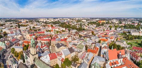 Panorama z lotu ptaka warszawskich Bielan z widocznymi budynkami mieszkalnymi