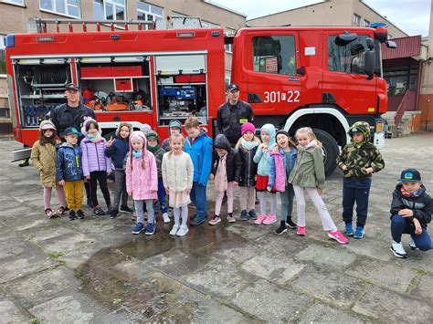 Strażacy prezentujący sprzęt dzieciom w przedszkolu
