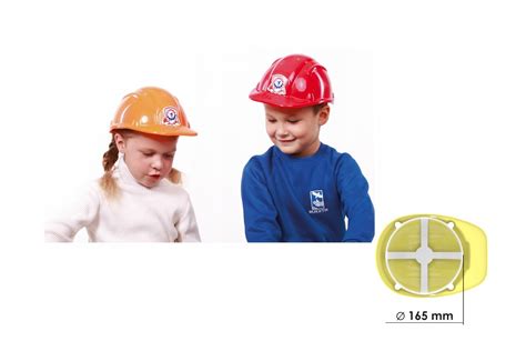 Dzieci przymierzające hełm strażacki
