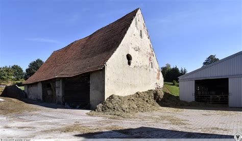infografika przedstawiająca straty materialne: spalone maszyny rolnicze i budynki gospodarcze