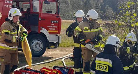 Strażacy OSP podczas manewrów gaśniczych w lesie