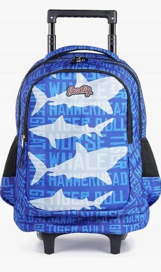 Ilustracja plecaka na kółkach z motywem strażaka, pokazująca jego konstrukcję i przyjazny dla dzieci design.