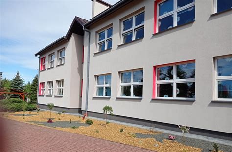 Zdjęcie świetlicy w Radziszowie, tętniącej życiem podczas wydarzeń społecznych lub spotkań