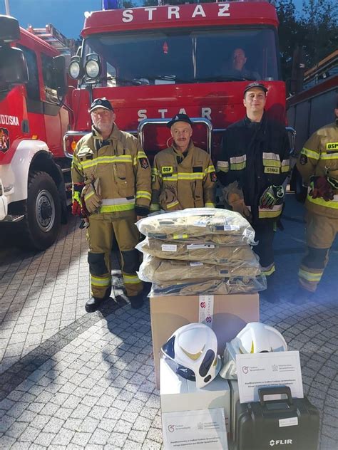 Strażacy OSP Czarnylas w trakcie ćwiczeń z nowym sprzętem hydraulicznym