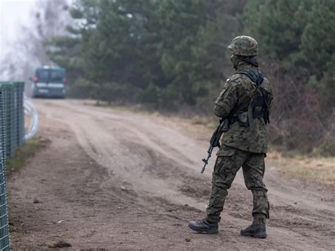 Stylizowany obraz granicy, żołnierza na warcie i widoku na odległą wieś w tle o wschodzie słońca