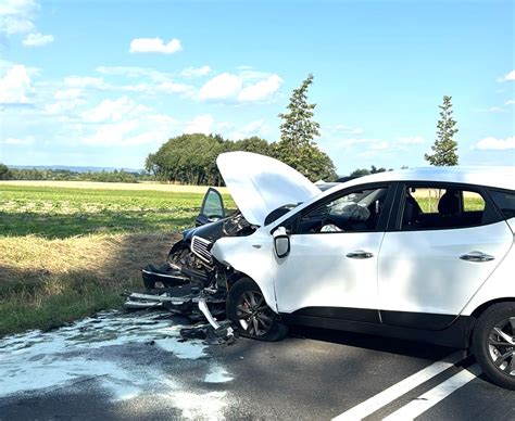 zdjęcie miejsca wypadku drogowego z udziałem samochodów osobowych