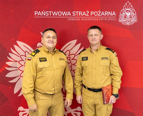 Zdjęcie przedstawiające wizytę Zastępcy Komendanta Wojewódzkiego PSP w OSP Powodów Trzeci, w tle samochody strażackie