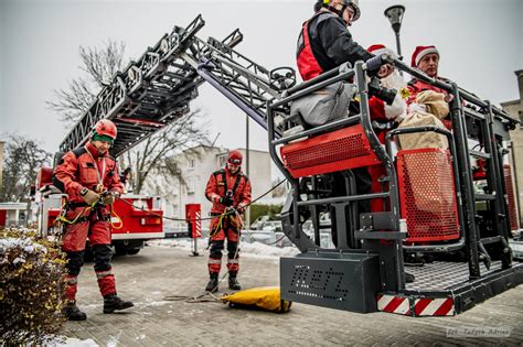 zdjęcie: strażacy w ubraniach typu