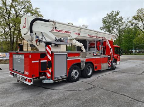 zdjęcie podnośnika Bronto Skylift w akcji, z wysuniętym ramieniem na dużą wysokość
