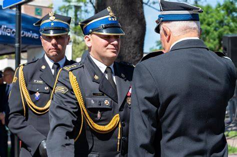Zdjęcie przedstawiające wręczenie odznaczeń zasłużonym strażakom OSP