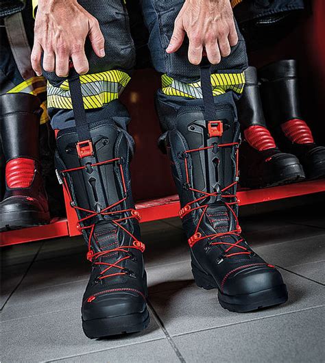 Buty strażackie Rosenbauer w płomieniach symbolizujące odporność na ogień