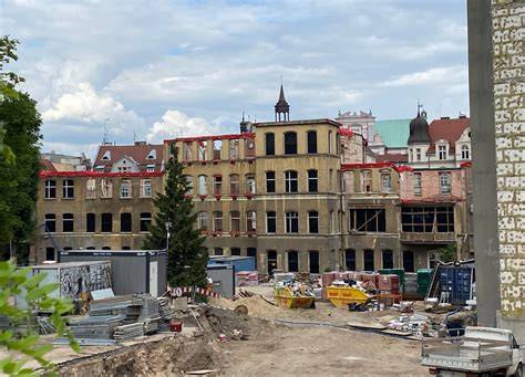 Widok na zadymiony budynek kościoła ewangelickiego przy ul. Szkolnej w Grudziądzu podczas akcji gaśniczej