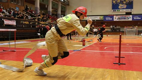 grupa seniorów i kobiet podczas zawodów sportowo-pożarniczych